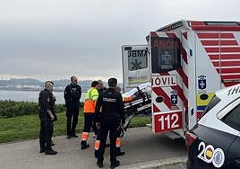 Los sanitarios trasladaron a la menor al Hospital de Jove.