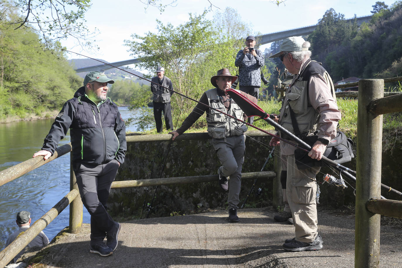 El campanu de Asturias sale en el río Narcea