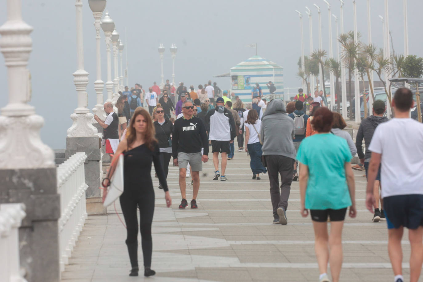 Gijón pasa de un día de sol y playa a una mañana siguiente de niebla