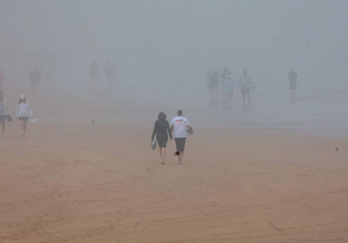 Gijón pasa de un día de sol y playa a una mañana siguiente de niebla