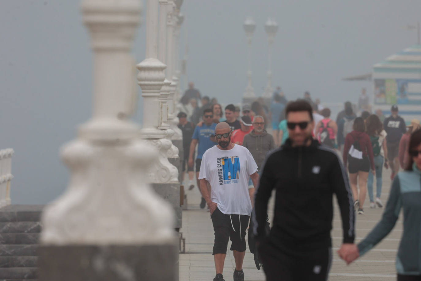 Gijón pasa de un día de sol y playa a una mañana siguiente de niebla