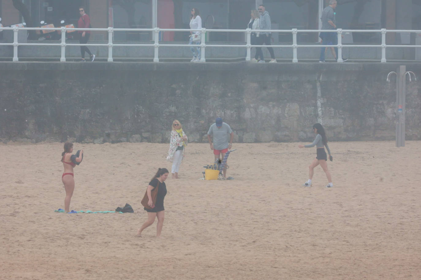 Gijón pasa de un día de sol y playa a una mañana siguiente de niebla