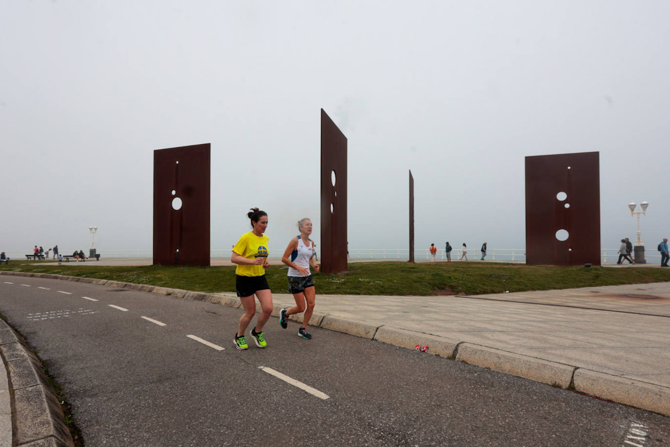 Gijón pasa de un día de sol y playa a una mañana siguiente de niebla