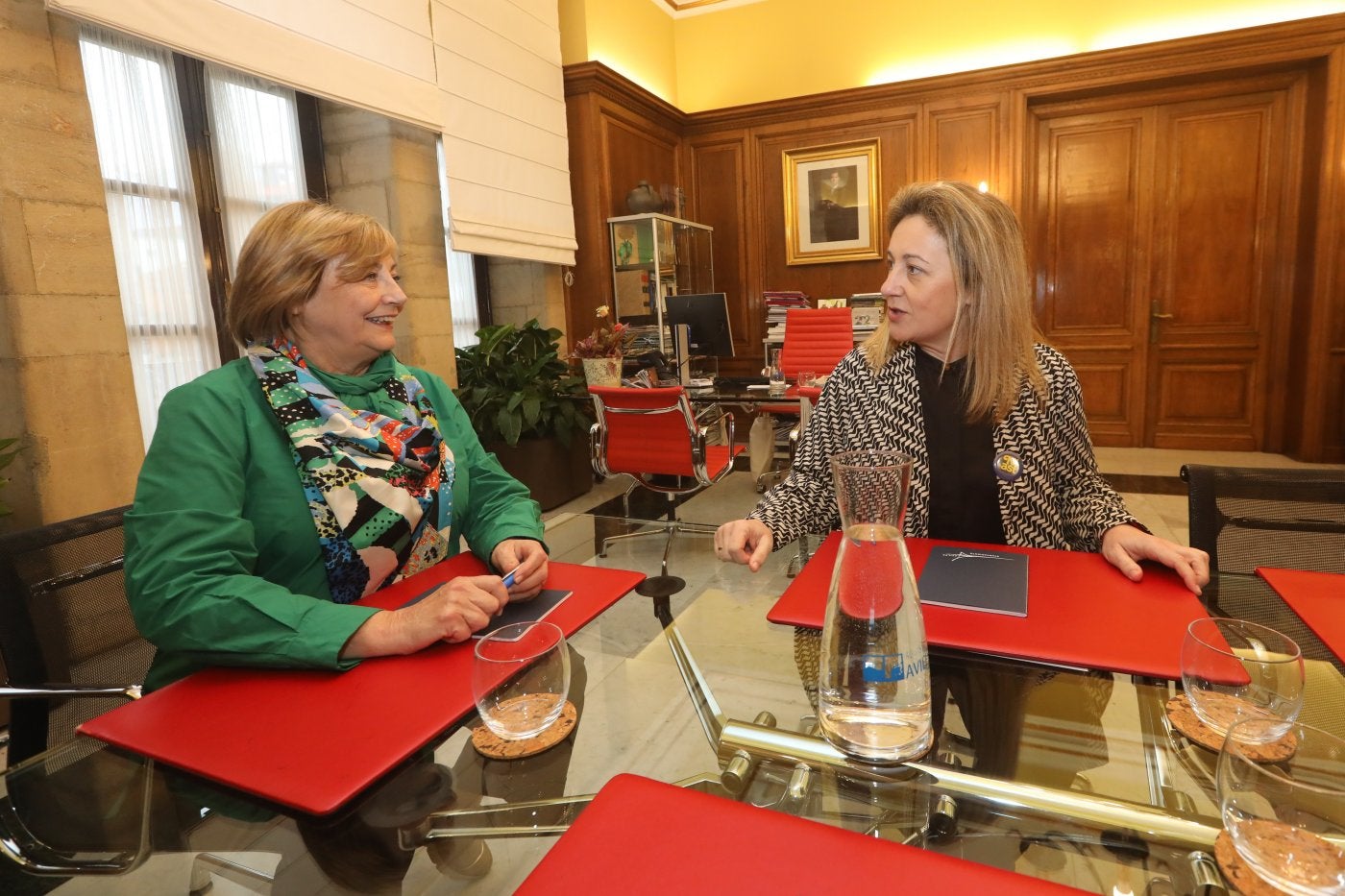 La alcaldesa de Avilés, Mariví Monteserín, se reunió ayer con la consejera de Educación, Lydia Espina, para abordar la adhesión de Las Escuelinas.