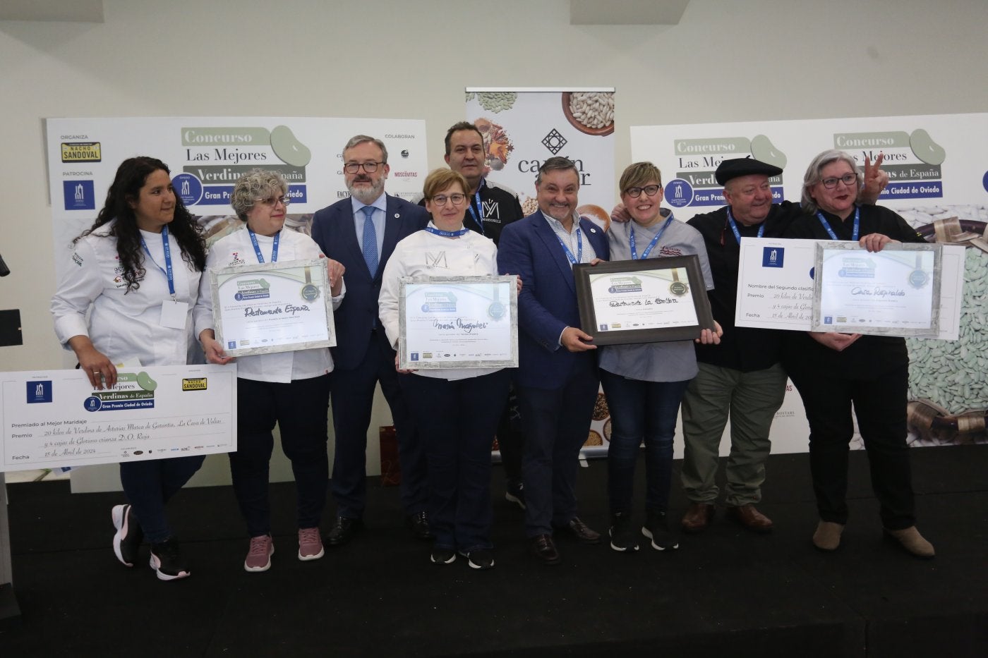 Yanaina Fagúndez y Mar Marcos, del Restaurante España; Alfredo Quintana, edil en Hostelería y Turismo; Yolanda Martín y Modesto Herguedas, del Mesón Maryobeli; Nacho Sandoval, organizador; Arancha Burgueño, del Restaurante La Escollera; y Ángel Repinaldo y Mercedes Espinosa, de Casa Repinaldo.