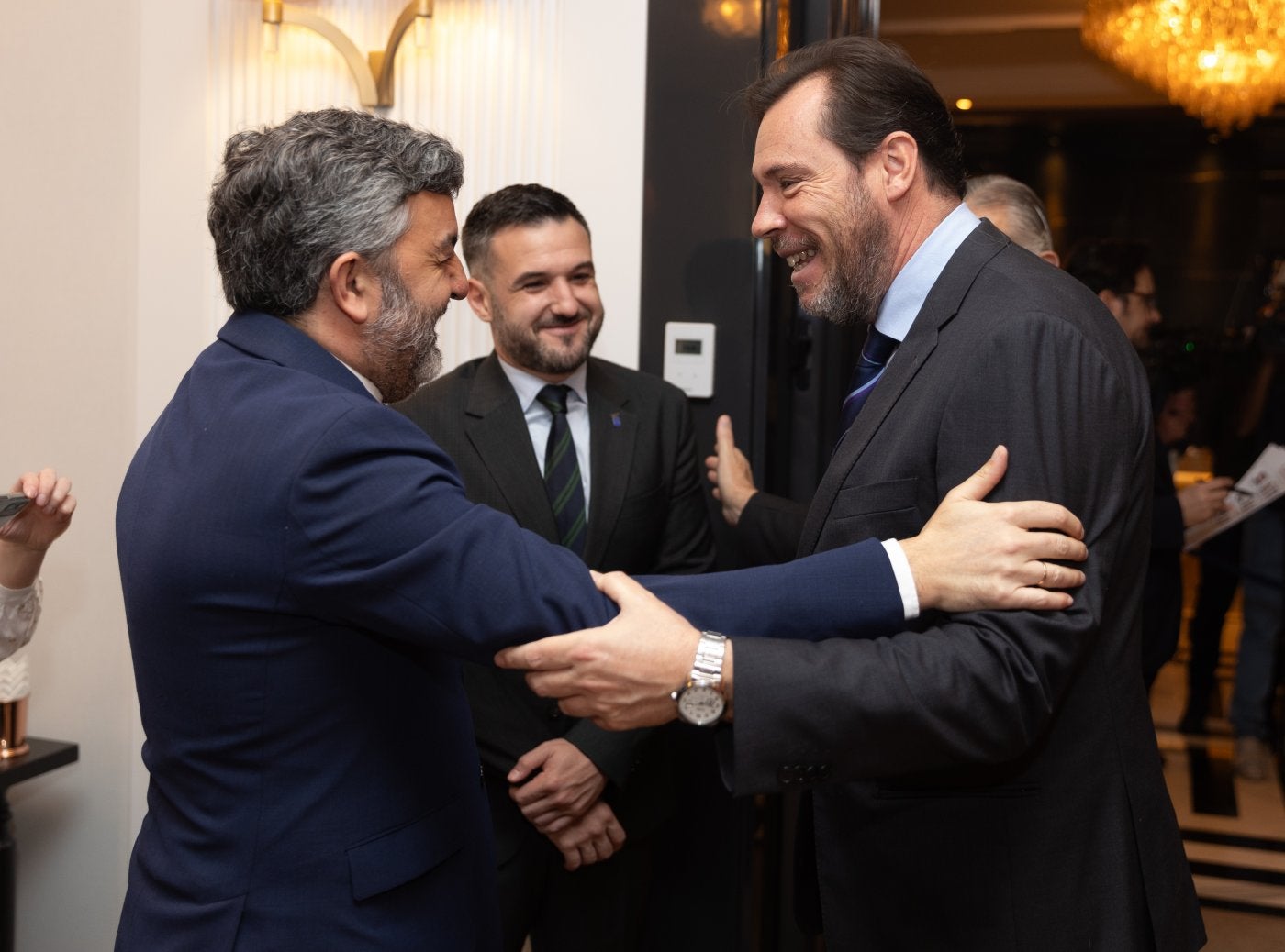 Puente saluda al consejero Alejandro Calvo y al viceconsejero Jorge García antes de su intervención en el desayuno informativo.