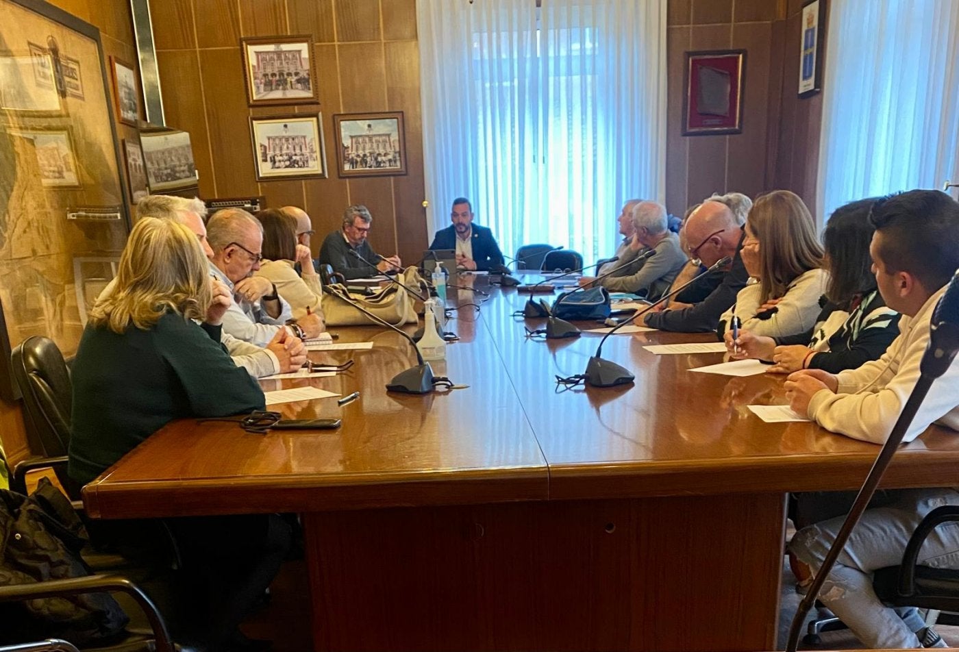 Reunión del alcalde de Mieres, en el centro, con representantes del movimiento vecinal.