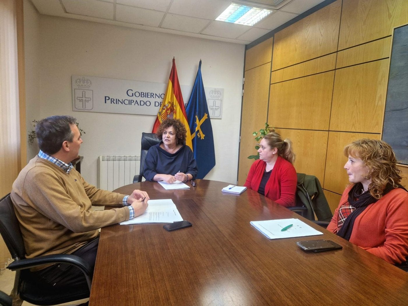 El alcalde de Villaviciosa, Alejandro Vega, con la consejera Marta del Arco, la gerente del ERA, Nerea Monroy, y la edil Lorena Villar.