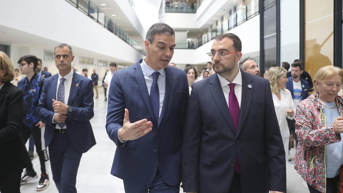 Barbón y Sánchez, durante el acto en el HUCA.