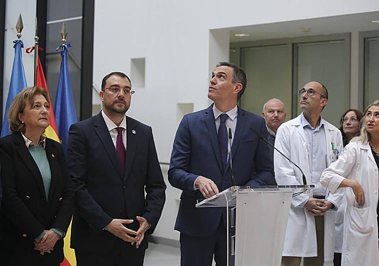 Barbón y Sánchez miran hacia los pisos superiores el hospital en el momento en el que el hombre comenzó a gritar.