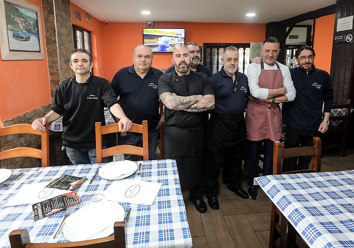 El equipo de El otro pablo, en el comedor.