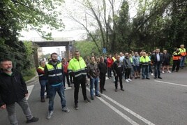 Primera hora de las cuatro que se mantuvo la concentración de trabajadores a la entrada de la empresa en La Maruca.