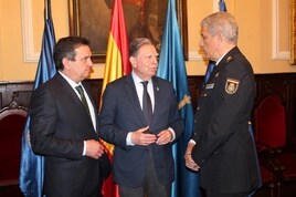 El presidente del Colegio de Médicos Luis Antuña, el alcalde Alfredo Canteli y el jefe superior de Policía de Asturias, Luis Carlos Espino.