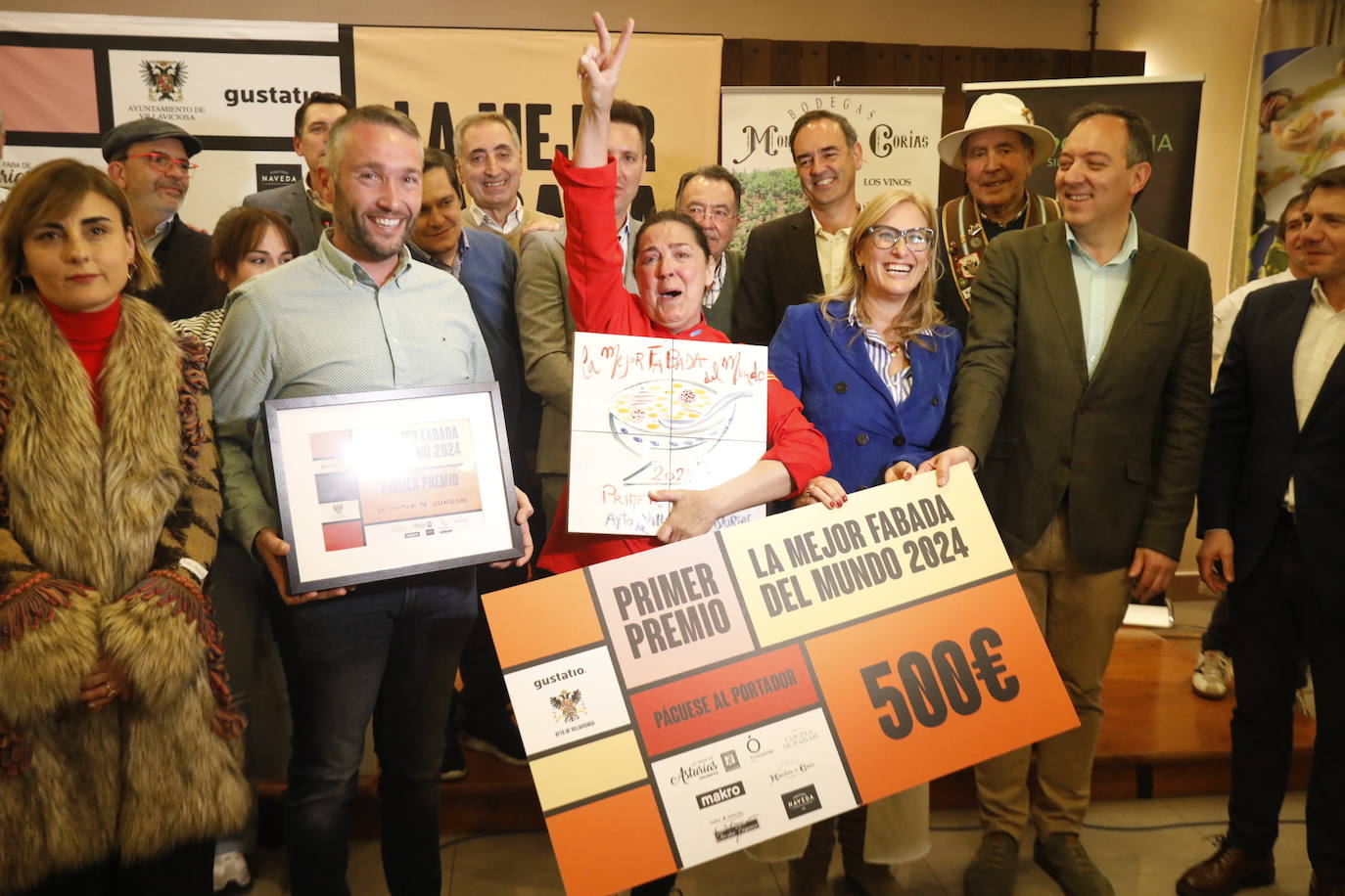 La ganadora recibe el premio a la mejor fabada del mundo.