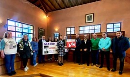 Sandra Blanco entrega a Marcelino Martínez las 12.164 firmas que respaldan un centro TEA en Ciaño