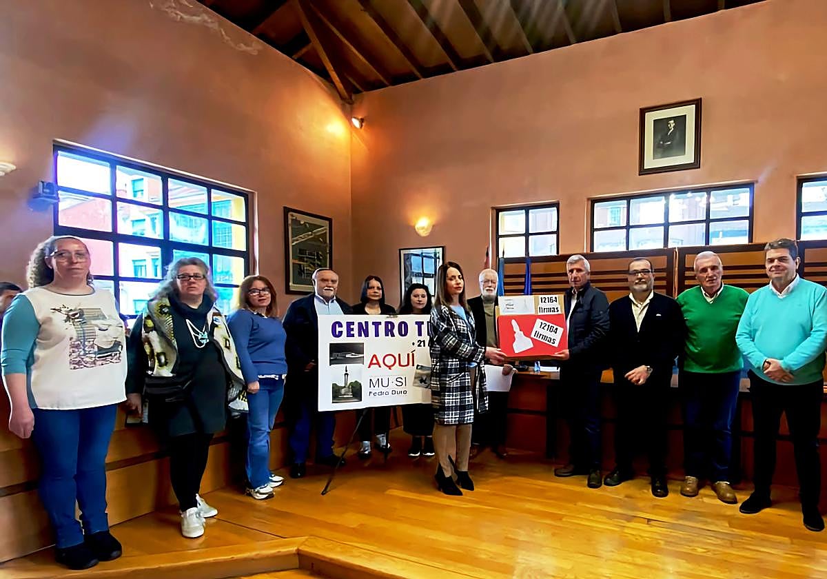 Sandra Blanco entrega a Marcelino Martínez las 12.164 firmas que respaldan un centro TEA en Ciaño