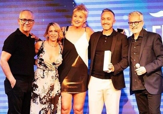 Laura Armendáriz, la tercera con vestido negro y blanco y Pedro Cavielles con el premio en la mano.