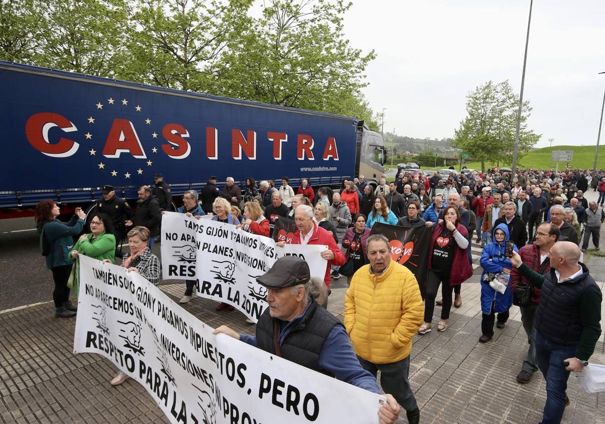 Medio millar de personas participaron esta mañana en una protesta contra el vial de Jove.