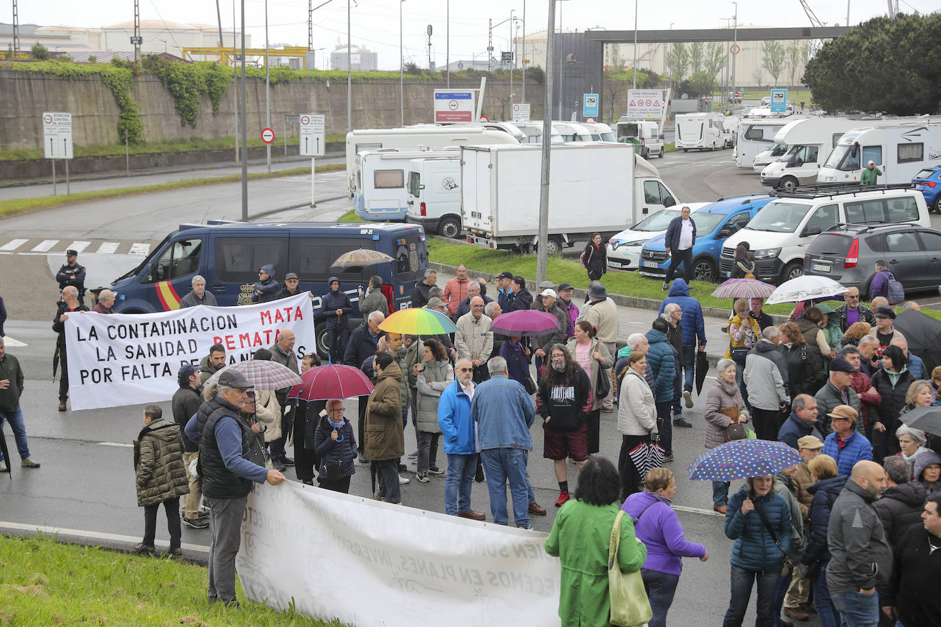 Multitudinaria manifestación en Gijón contra el vial de Jove en superficie