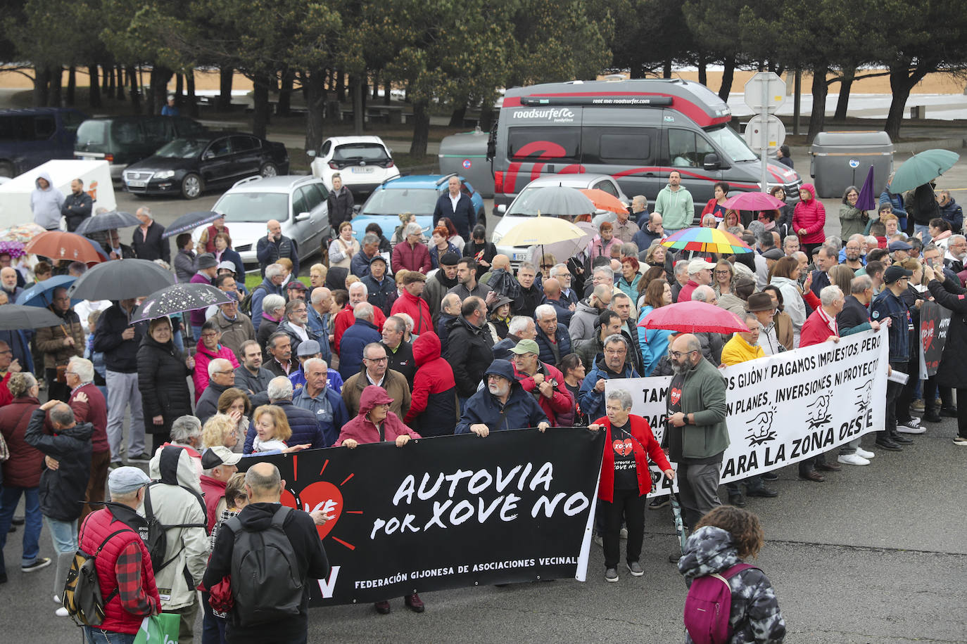 Multitudinaria manifestación en Gijón contra el vial de Jove en superficie