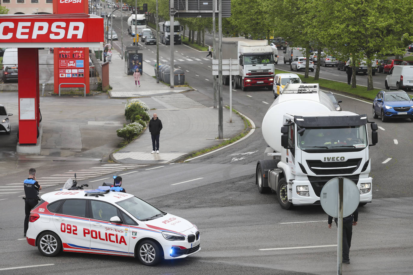 Multitudinaria manifestación en Gijón contra el vial de Jove en superficie