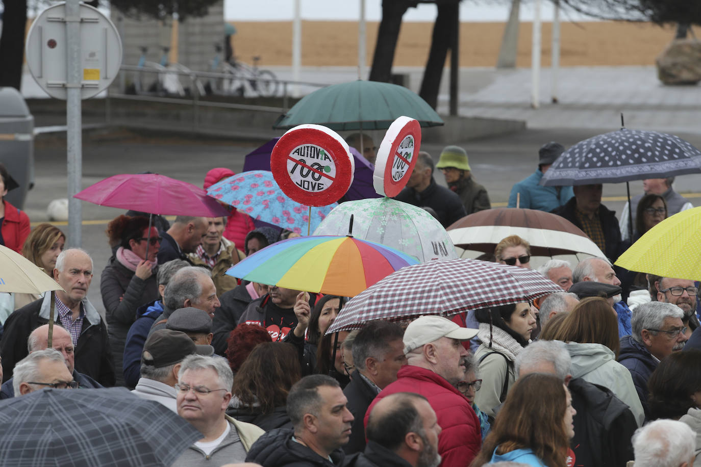 Multitudinaria manifestación en Gijón contra el vial de Jove en superficie