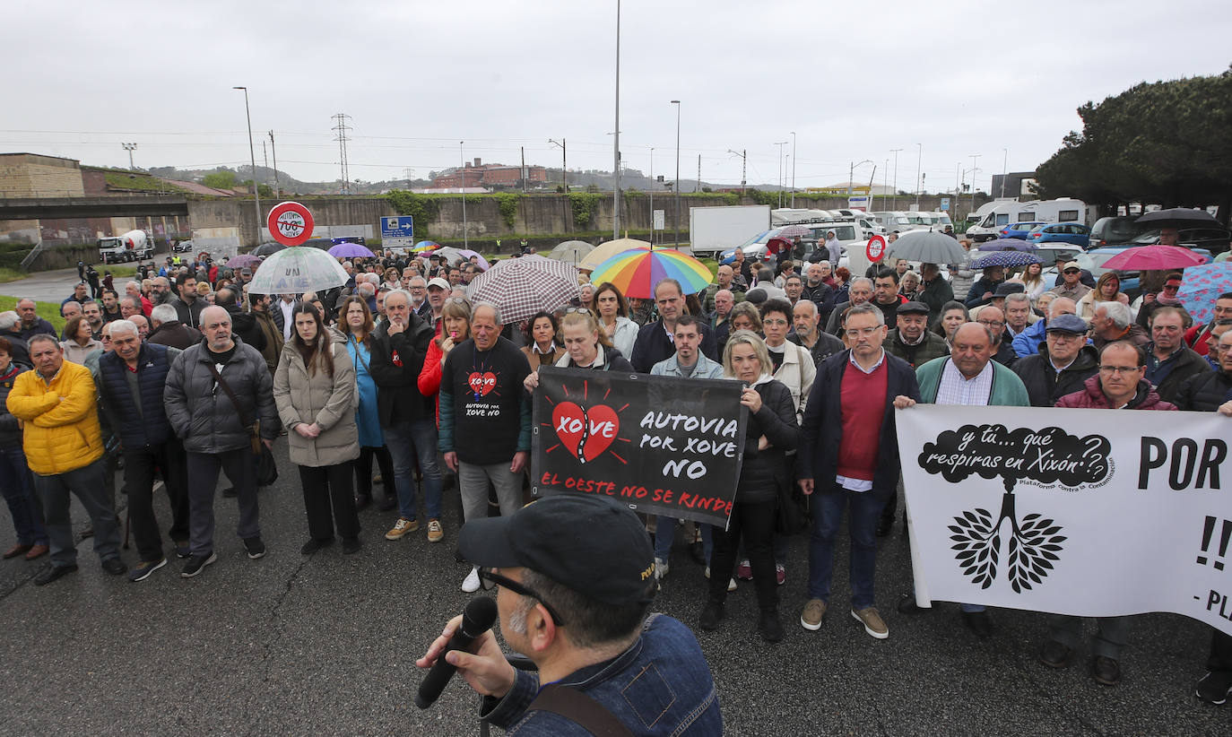 Multitudinaria manifestación en Gijón contra el vial de Jove en superficie