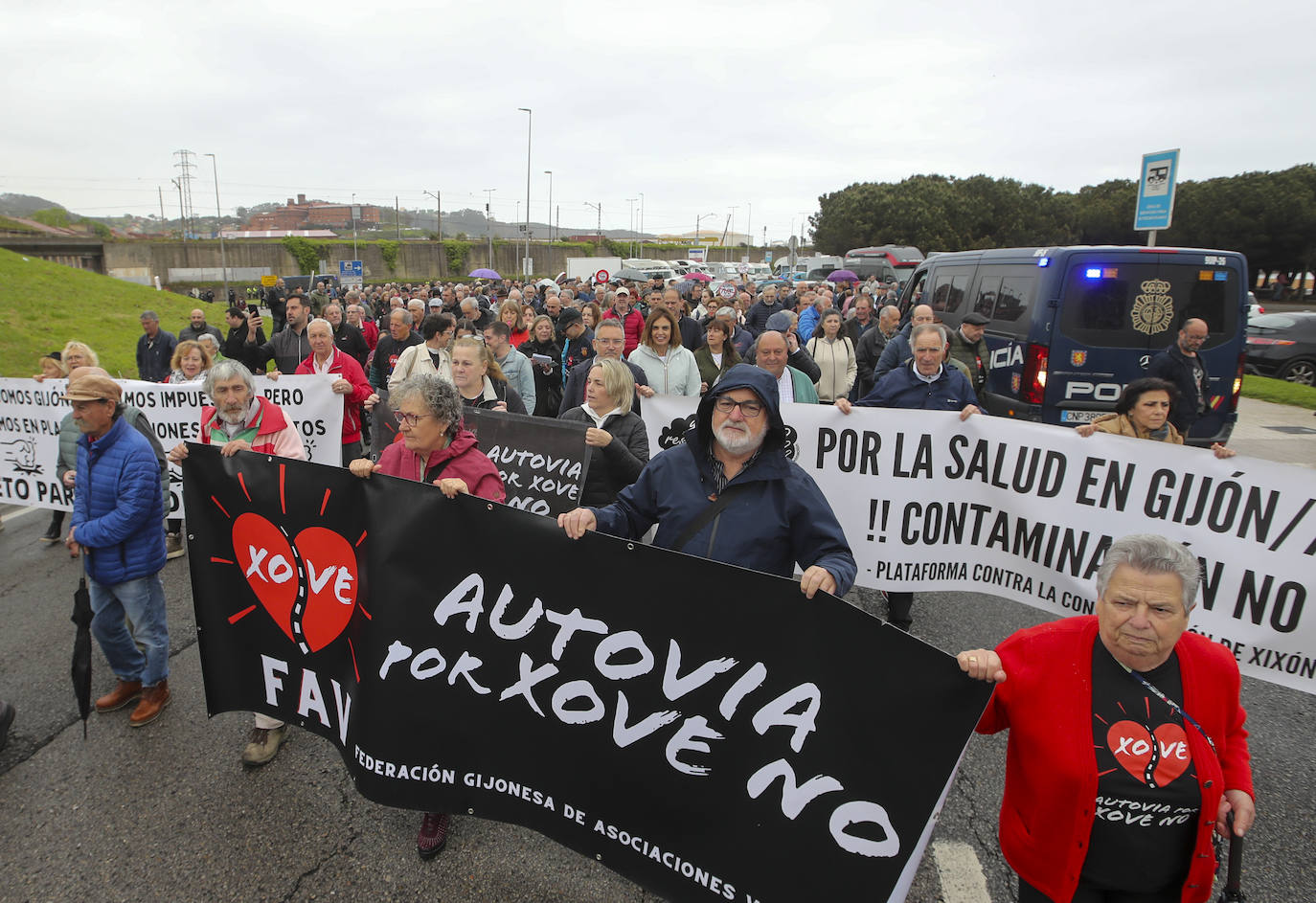 Multitudinaria manifestación en Gijón contra el vial de Jove en superficie