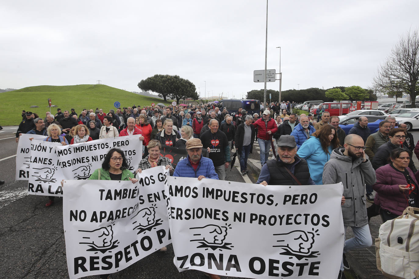 Multitudinaria manifestación en Gijón contra el vial de Jove en superficie