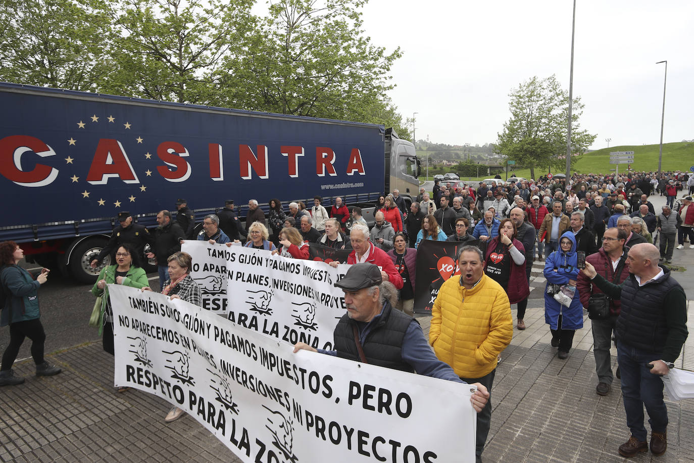 Multitudinaria manifestación en Gijón contra el vial de Jove en superficie