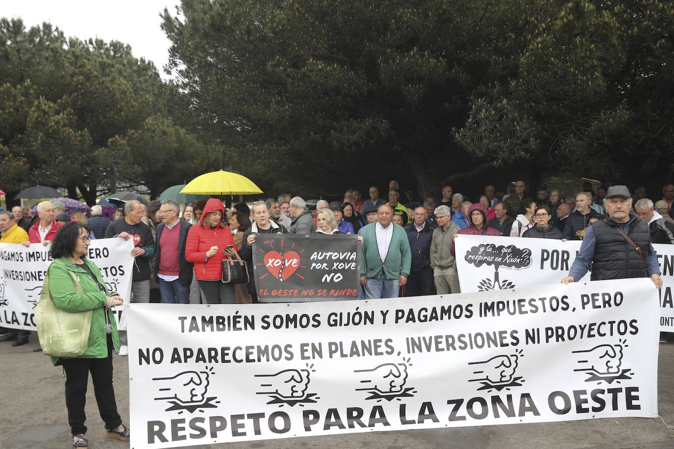 Multitudinaria manifestación en Gijón contra el vial de Jove en superficie