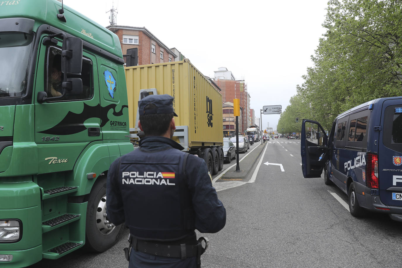 Multitudinaria manifestación en Gijón contra el vial de Jove en superficie