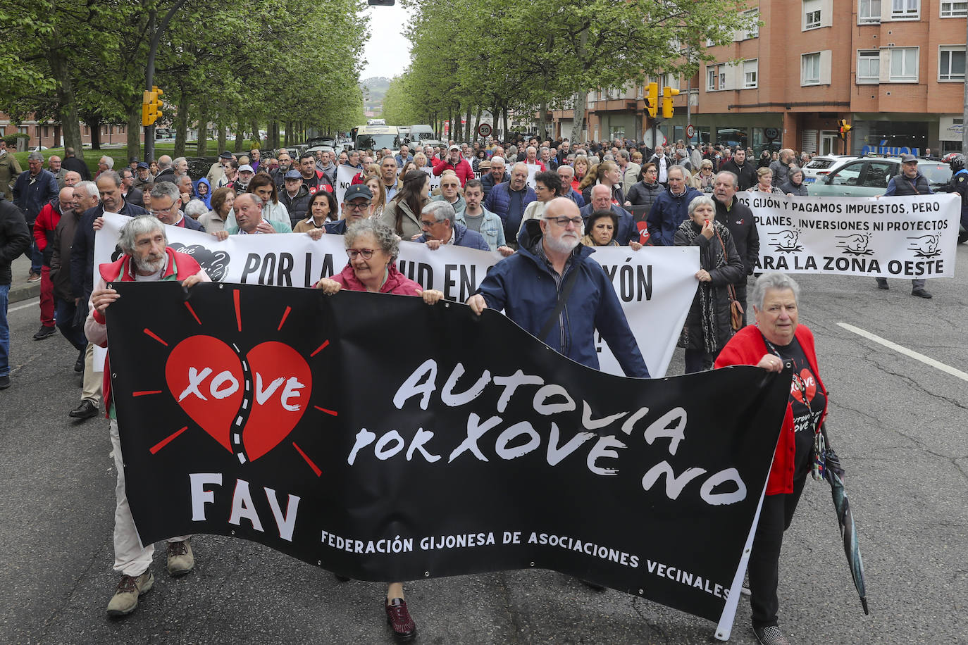 Multitudinaria manifestación en Gijón contra el vial de Jove en superficie