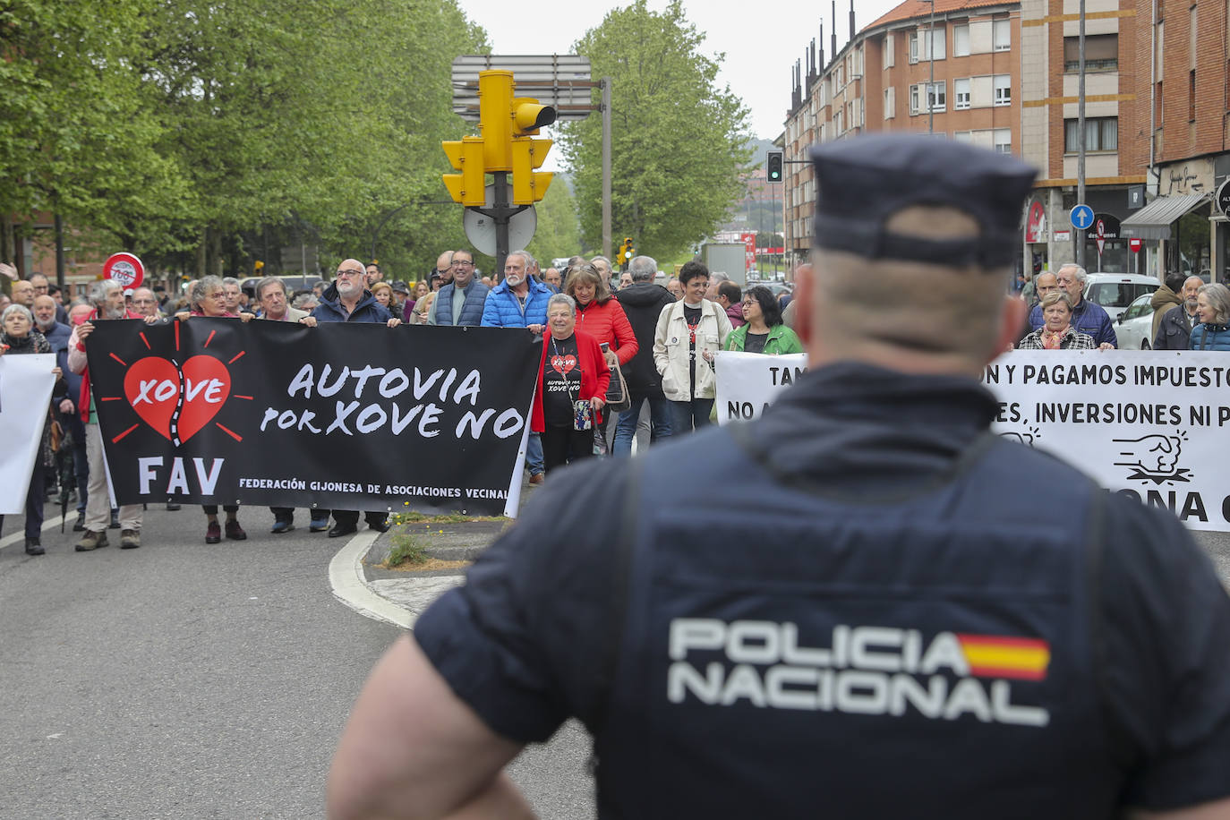 Multitudinaria manifestación en Gijón contra el vial de Jove en superficie