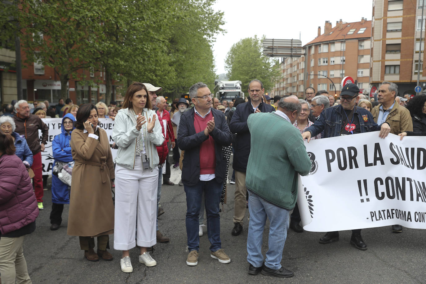 Multitudinaria manifestación en Gijón contra el vial de Jove en superficie