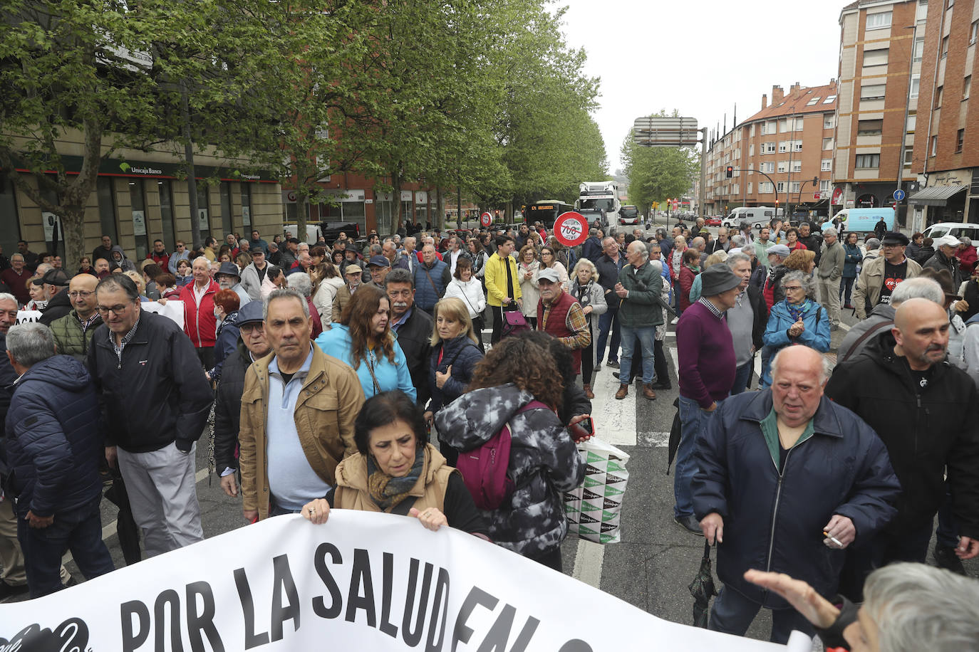 Multitudinaria manifestación en Gijón contra el vial de Jove en superficie