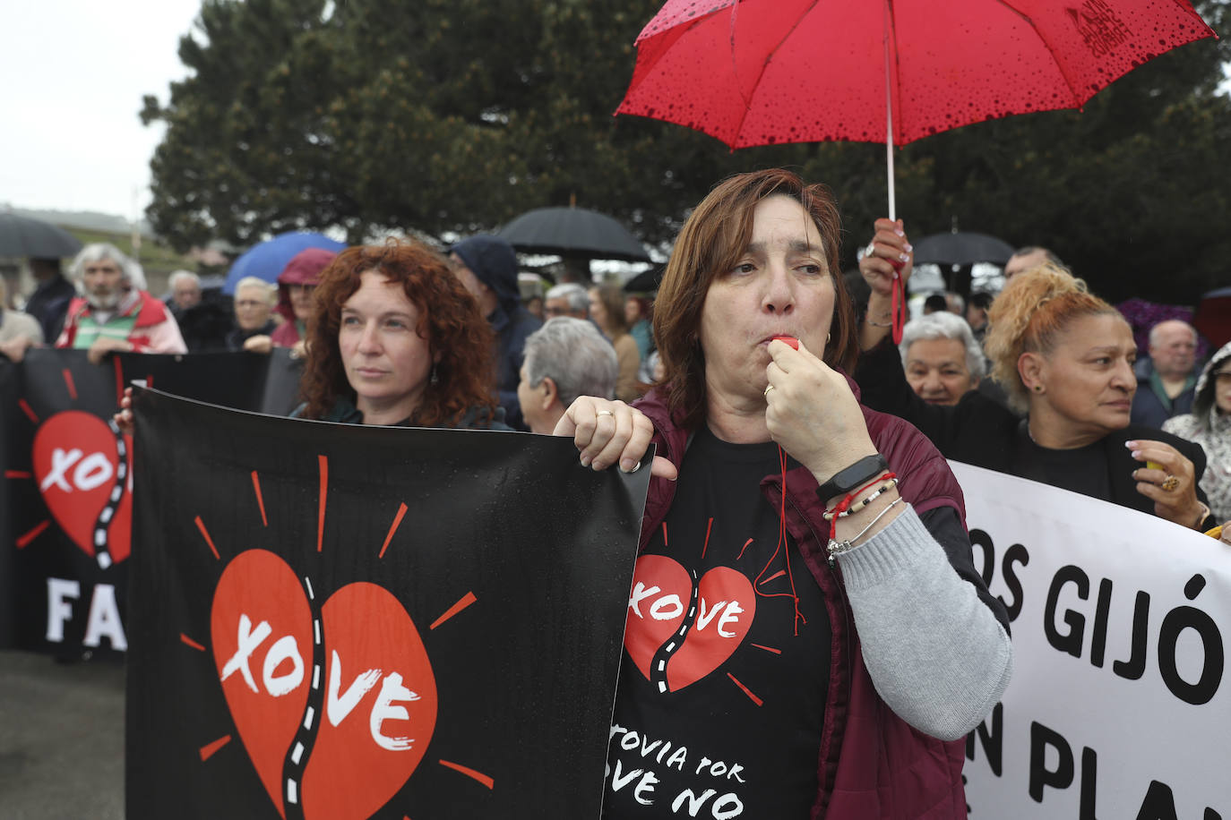 Multitudinaria manifestación en Gijón contra el vial de Jove en superficie