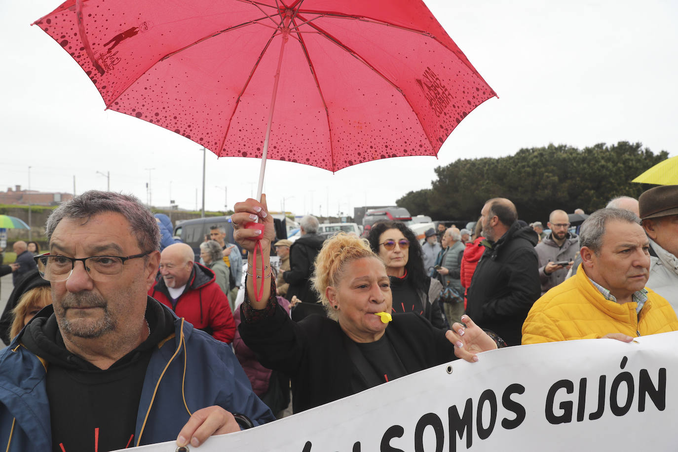 Multitudinaria manifestación en Gijón contra el vial de Jove en superficie