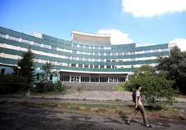 Desperfectos y estado de abandono en el entorno del edificio de Maternidad en el complejo del viejo HUCA.