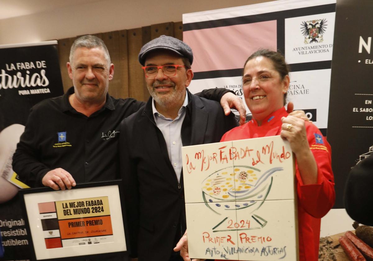 Miguel Fernández, el chef Jesús Sánchez y Pilar Meana, durante la entrega del premio en Villaviciosa.