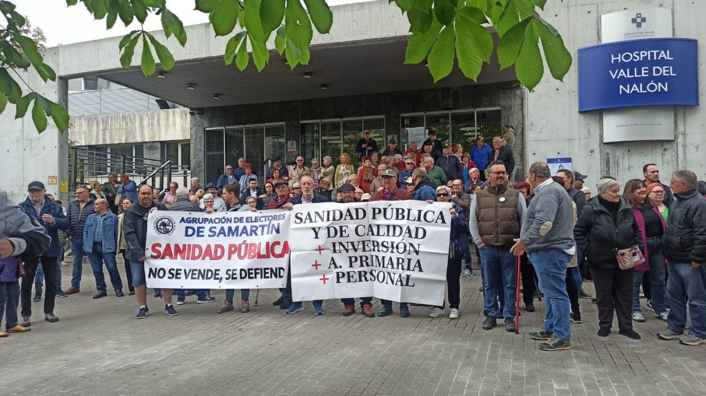 Vecinos de la cuenca del Nalón, convocados por la plataforma en favor de la sanidad, se concentraron, ayer, a las puertas del centro hospitalario.