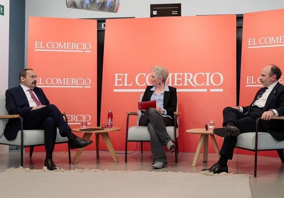 Juan Manuel Cueva Lovelle, candidato y catedrático de Informática; la presentadora y periodista de EL COMERCIO, Olga Esteban, y el candidato y catedrático de Derecho Ignacio Villaverde, en la sede del periódico.