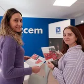Gretel Villanueva y Andrea Sánchez, en la sede de Accem en Gijón.