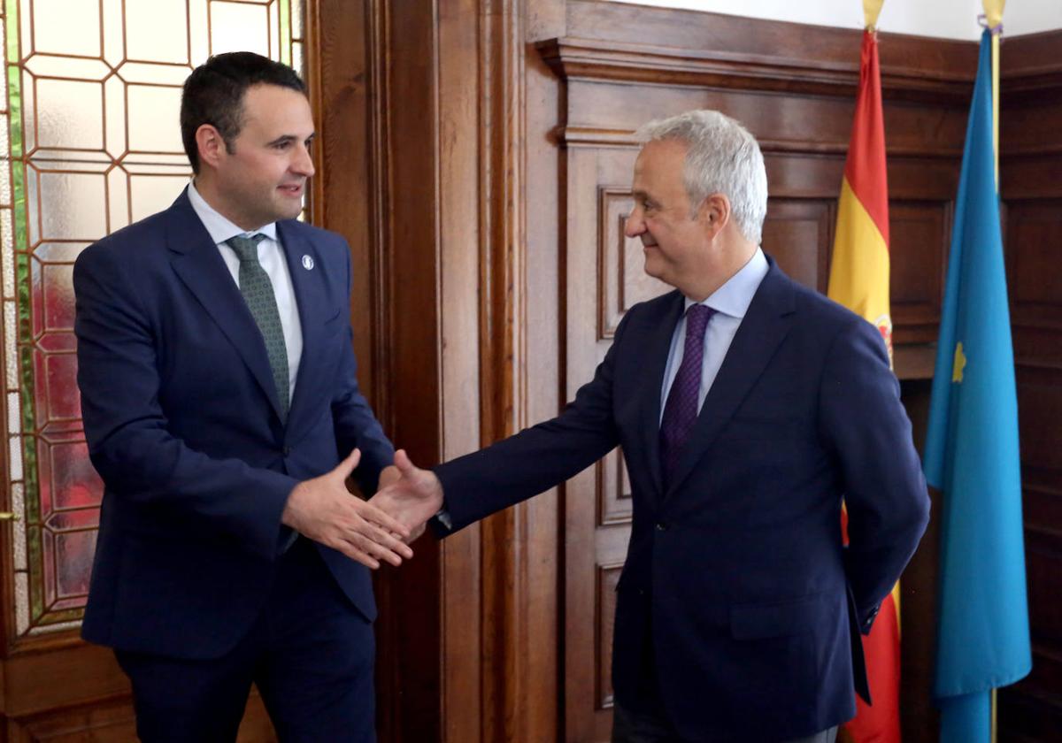 El consejero de Hacienda y Fondos Europeos, Guillermo Peláez, y el presidente del TJSA, Jesús María Chamorro, se estrechan la mano antes de la reunión que han mantenido este miércoles.