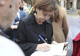 La alcaldesa de Gijón, Carmen Moriyón, secundó el pasado 10 de abril la concentración de los vecinos contra el vial de Jove en superficie y participó en la recogida de firmas para el documento contra la contaminación que promueve la FAV