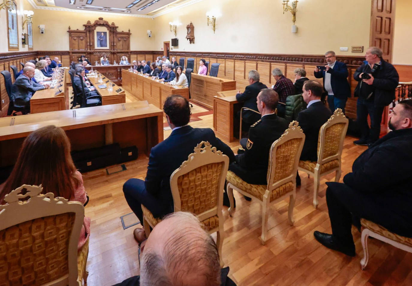 Un reconocimiento por los servicios prestados a Gijón: así fue la entrega de medallas