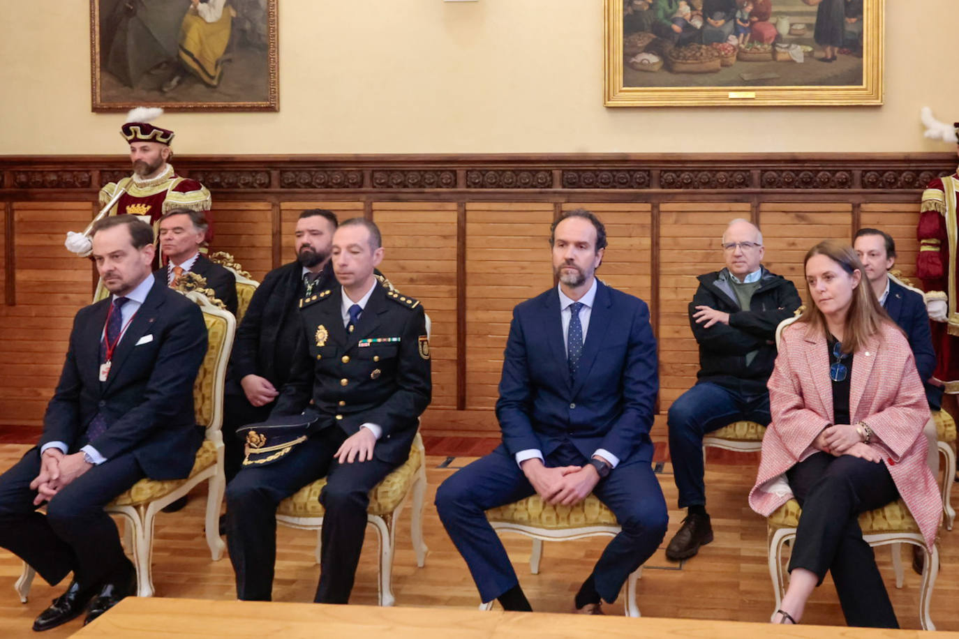 Un reconocimiento por los servicios prestados a Gijón: así fue la entrega de medallas