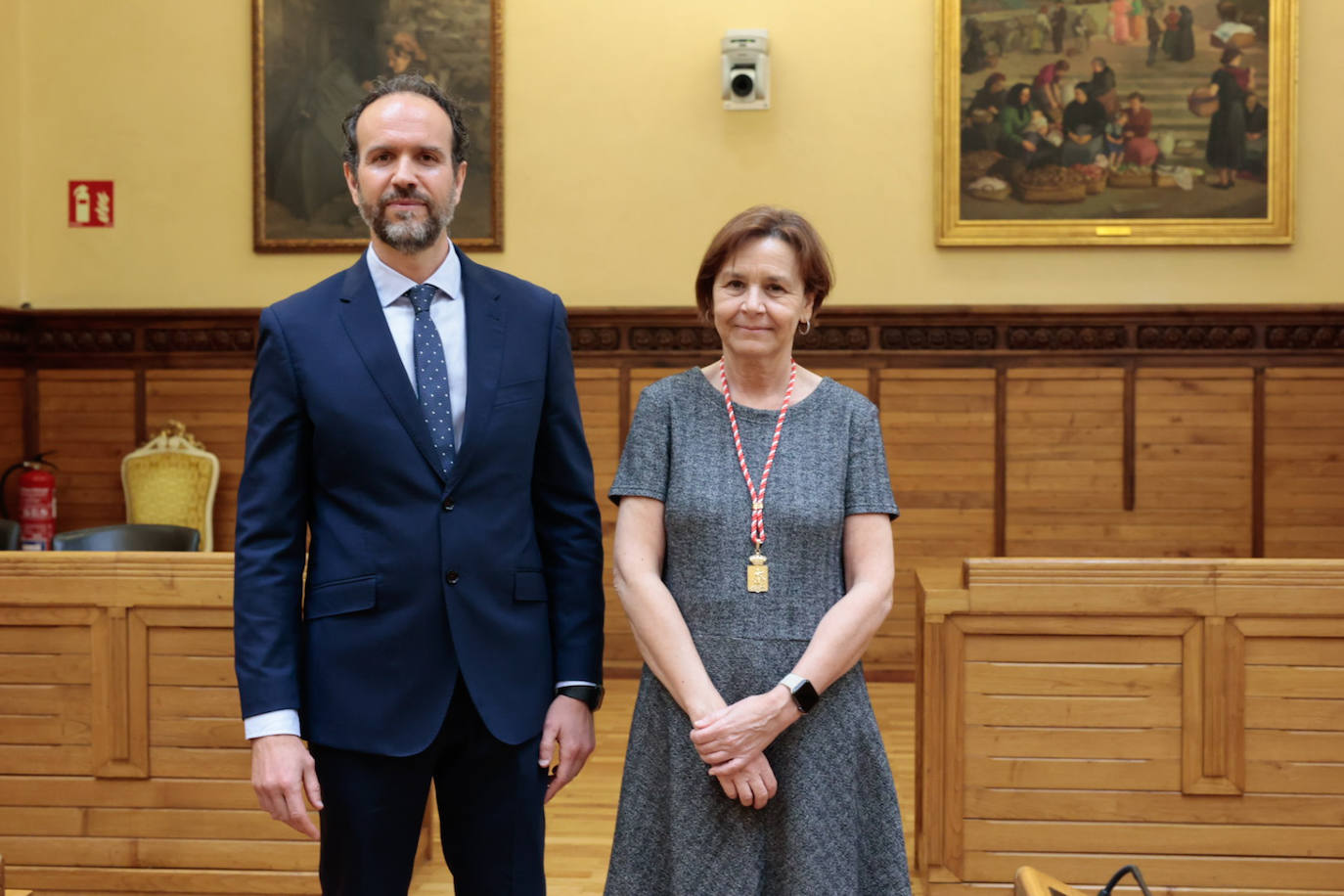 Un reconocimiento por los servicios prestados a Gijón: así fue la entrega de medallas