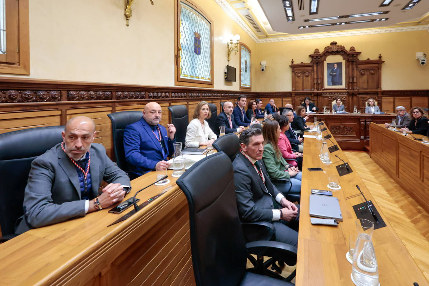 Un reconocimiento por los servicios prestados a Gijón: así fue la entrega de medallas