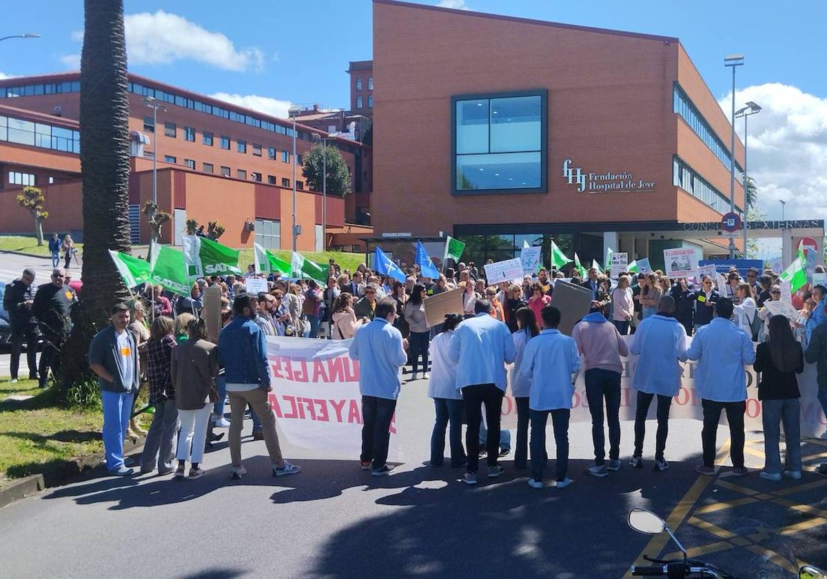 Unas 200 personas se han congregado frente al Hospital de Jove para reclamar la homologación de la plantilla con la del Sespa.